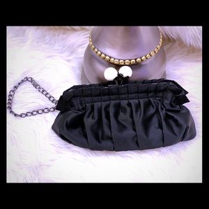 Ny&Co. pleated satin wristlet w/ pearl kiss lock